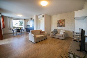 Smart TV - Finely furnished "Lobster" Suite 350mt from the sea with Pool, Gymnasium, WiFi (Cupra Marittima)