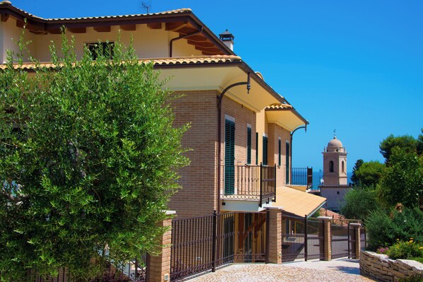 Exterior - Calamari Apartment - Luxury Residence Marano 350mt from the sea (Cupra Marittima)