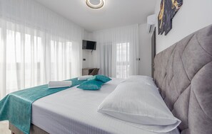 4 bedrooms, in-room safe, travel cot, free WiFi