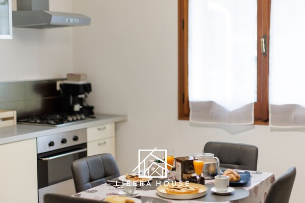 Deluxe Apartment | Living area | 32-inch LCD TV with digital channels - LIBERA HOUSE Sweet apartments (San Salvo)