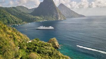 Ligstoelen aan het strand, strandlakens