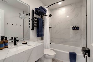 Produtos de toalete biodegradáveis, secador de cabelo, toalhas de banho 