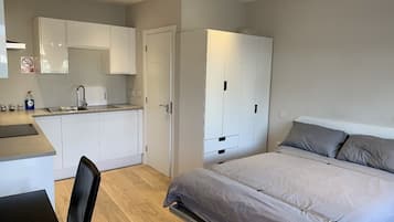 1 habitación, tabla de planchar con plancha, wifi gratis y ropa de cama