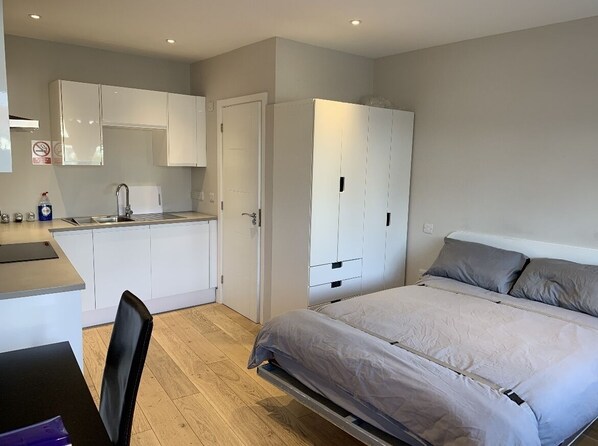 1 chambre, fer et planche à repasser, Wi-Fi gratuit, draps fournis