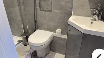 Douche, sĂšche-cheveux, serviettes fournies, savon