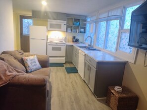 Fridge, microwave, oven, stovetop - TRAVELERS! In the heart of Baraboo, close to SSM Hospital! (Baraboo)