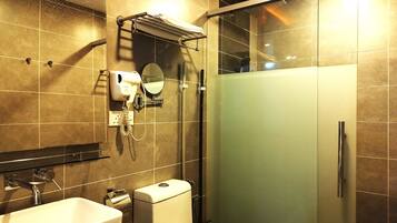 Shower, rainfall showerhead, free toiletries, hair dryer