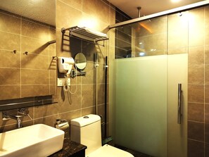 淋浴设施、大花洒淋浴喷头、免费洗浴用品、吹风机