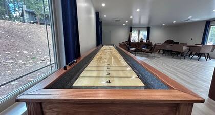 Remodeled cabin in the woods, fire pit, king bed, A/C