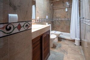 Regadera, secadora de cabello, bidet, toallas 