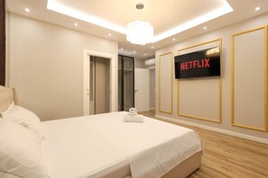 2 chambres, bureau, fer et planche à repasser, lit parapluie