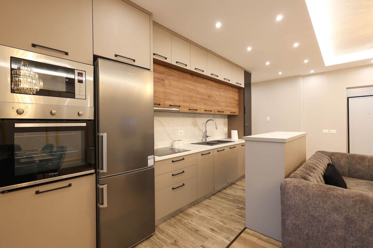 Frigorífico, microondas, horno y placa de cocina