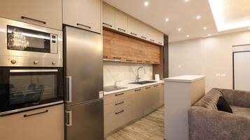 KĂŒhlschrank, Mikrowelle, Ofen, Herdplatte