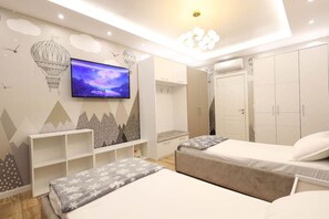2 habitaciones, escritorio y tabla de planchar con plancha 