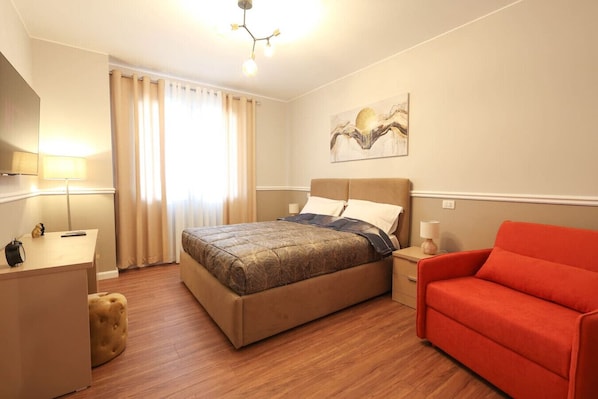 Desk, iron/ironing board, travel cot, WiFi