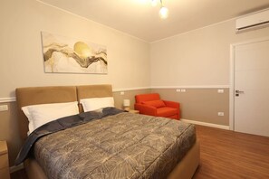 Bureau, fer et planche à repasser, lit parapluie, Wi-Fi