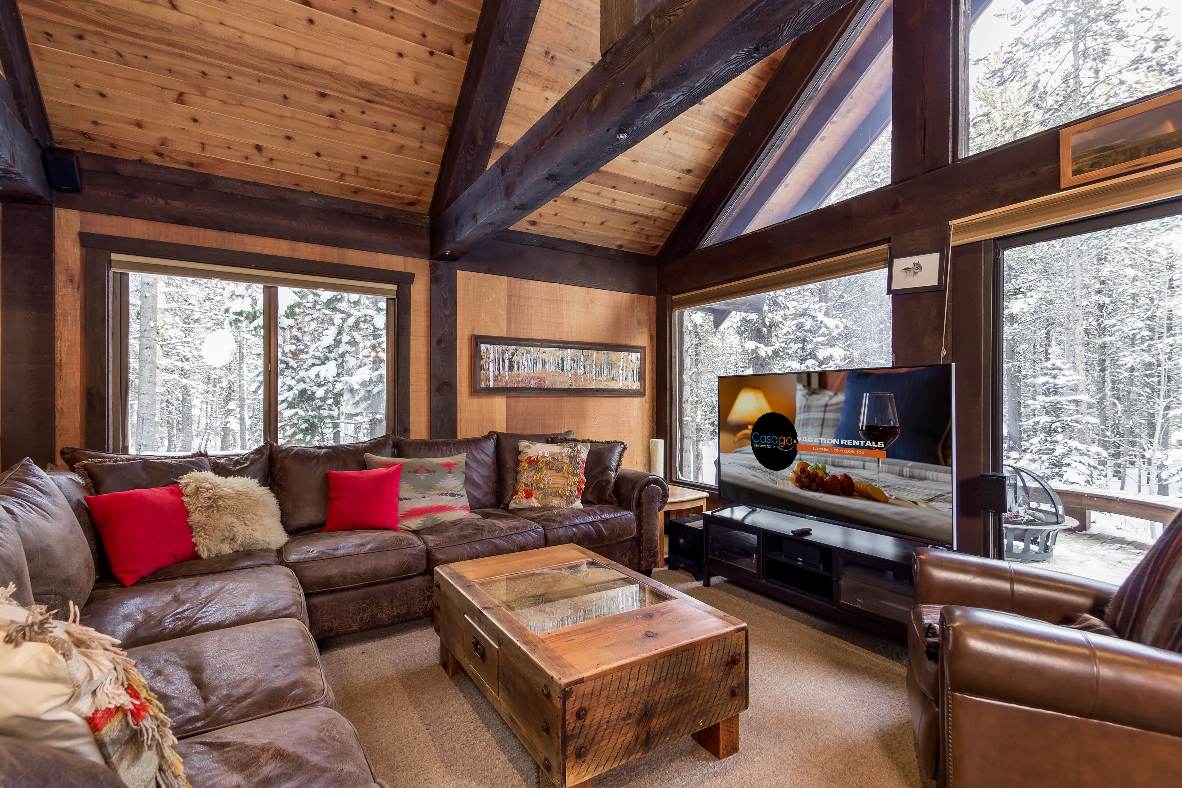 Een smart-tv, een open haard, een dvd-speler en een printer