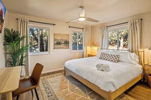 3 habitaciones, escritorio y tabla de planchar con plancha 