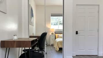 3 bedrooms, desk, iron/ironing board, free WiFi