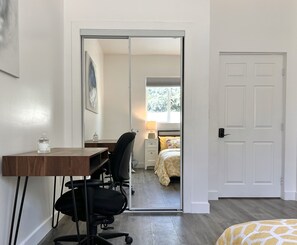 3 bedrooms, desk, iron/ironing board, free WiFi - DTLA Retreat near USC (Los Angeles)