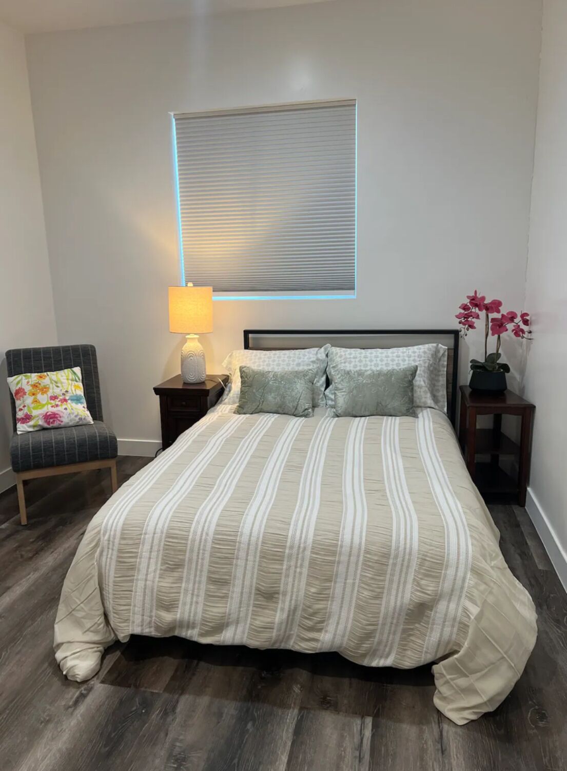 3 soverom, skrivebord, strykejern/-brett og wi-fi (inkludert)