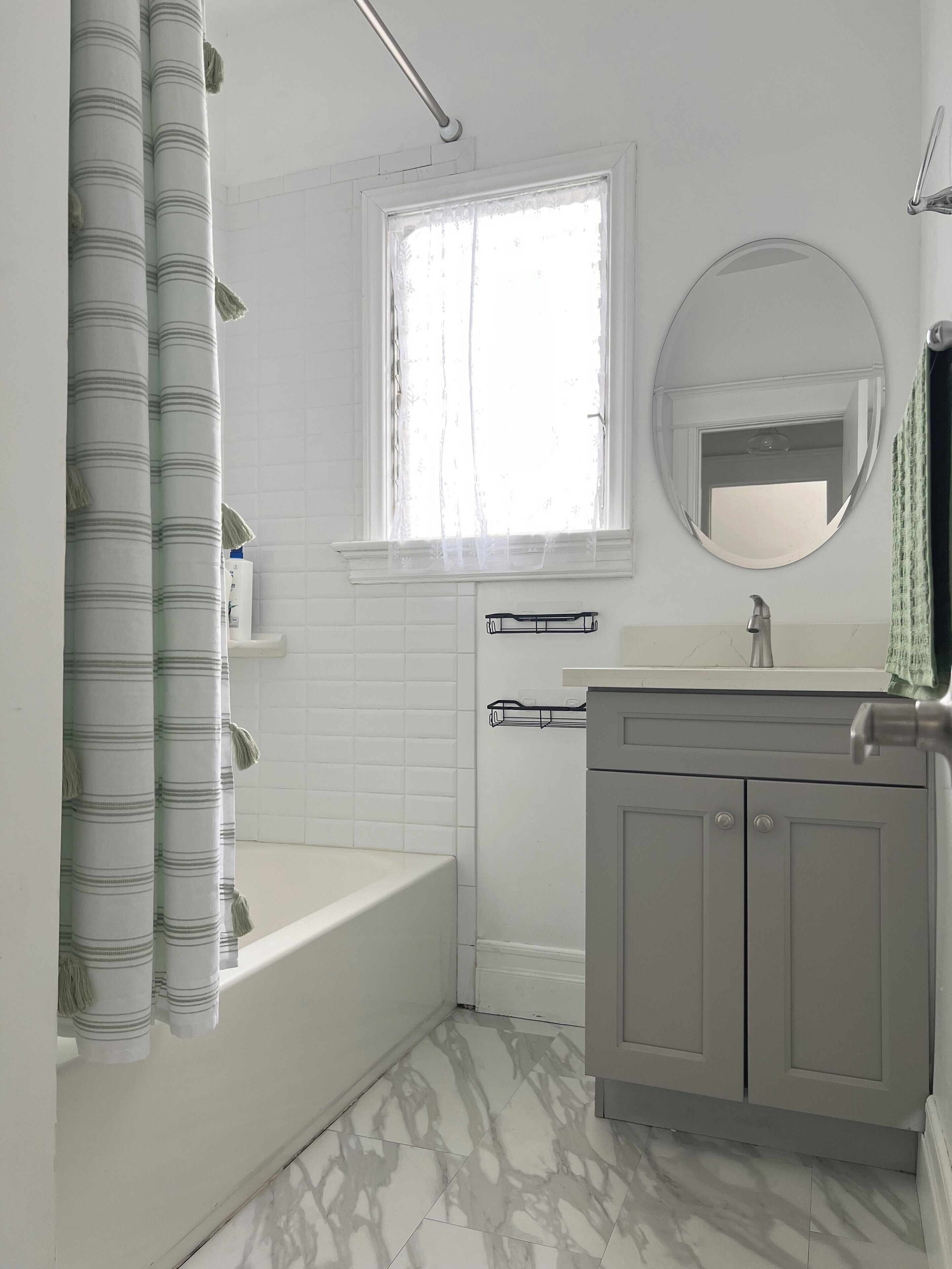 シャワー、ヘアドライヤー、タオル、石鹸