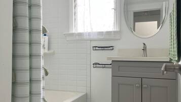 シャワー、ヘアドライヤー、タオル、石鹸