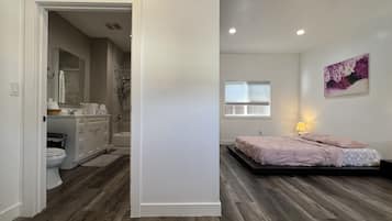 3 bedrooms, desk, iron/ironing board, free WiFi