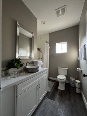 Shower, hair dryer, towels, soap - DTLA Retreat near USC (Los Angeles)