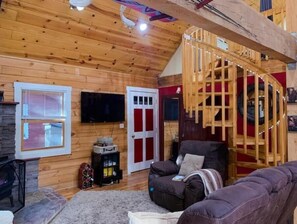 Una Smart TV, una chimenea, libros
