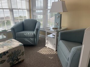 Smart-tv, eldstad, böcker och en stereo