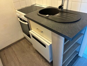 Jääkaappi, mikroaaltouuni, astianpesukone