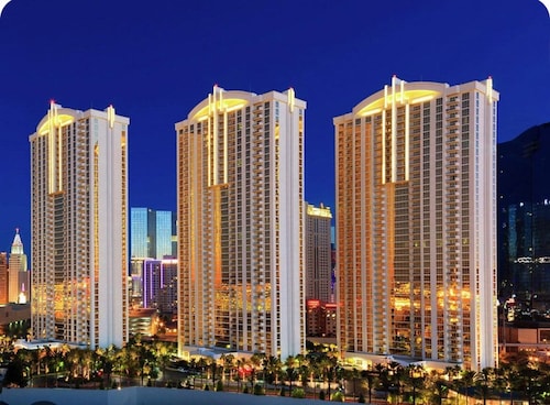 MGM Signature Suite with Balcony