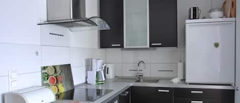 Geladeira, lava-louças, cafeteira/chaleira, chaleira elétrica