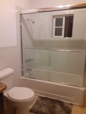 Towels, soap, toilet paper - Cheerful 2-3 bedroom in Mandeville Manchester.  (Mandeville)