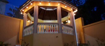 Cheerful 2-3 bedroom in Mandeville Manchester.