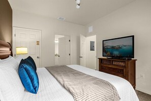 4 Schlafzimmer, Schreibtisch, Bügeleisen/Bügelbrett, Reisekinderbett