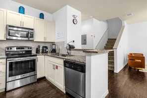 冷蔵庫、電子レンジ、オーブン、コンロ