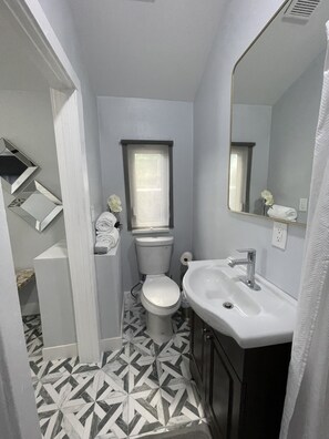 Een douche, een haardroger, handdoeken, zeep