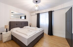 5 bedrooms, in-room safe, travel cot, free WiFi