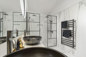 Ducha, secador de pelo, toallas, jabón