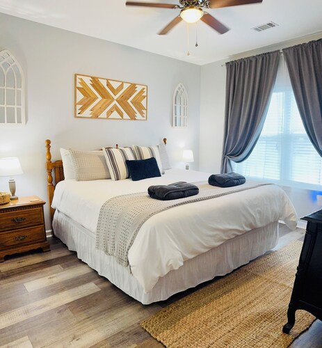  2nd Floor Walk-up.  Close to wedding venues, restaurants and more!