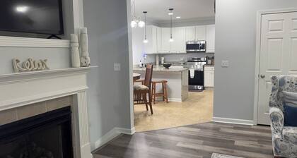 Clean & Spacious 2nd Floor Condo! Close to wedding venues, restaurants and more!