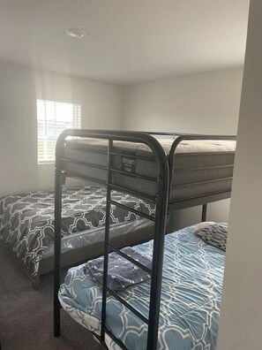 5 bedrooms, free WiFi, bed sheets