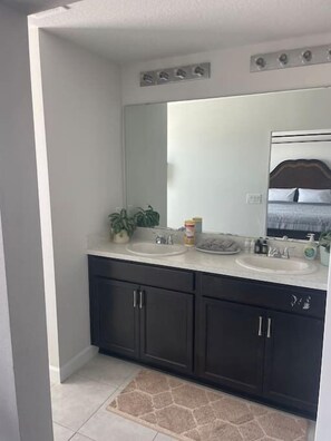 Shower, eco-friendly toiletries, towels - AJ Home Of The Best LLC (Haines City)