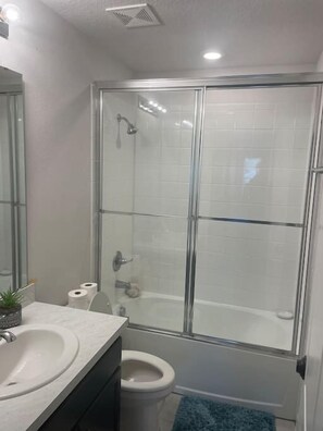Douche, articles de toilette écologiques, serviettes fournies