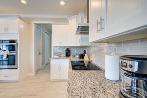 Køleskab, mikrobølgeovn, ovn, kogeplade