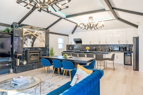 OMG! 3 Houses,10 Acres, Pickleball, Pool, Hot Tub,10 miles to Hunter Mountain