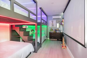 6 bedrooms, desk, iron/ironing board, travel cot