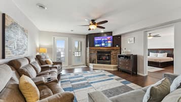 Smart TV, fireplace, books, stereo
